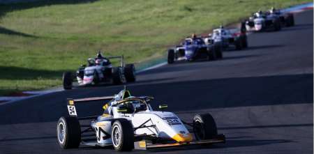 F4 Italiana: Díaz Quaglia sufrió un accidente en la primera vuelta y abandonó la final en Vallelunga