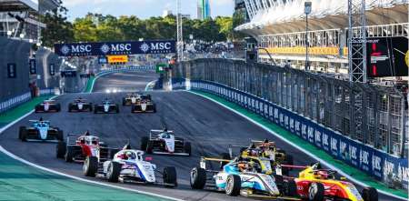 Corrió junto a la Fórmula 1, compartió auto con una figura de Red Bull y está en la escalera FIA: el argentino que se mide con los grandes en Europa