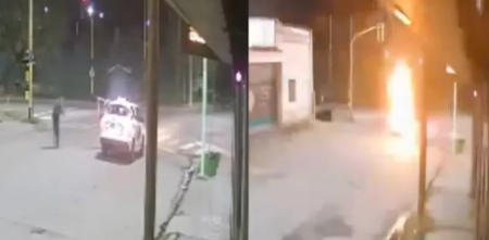 ¡Fuertes imágenes! Un taxista de Bahía Blanca se detuvo en un semáforo y le explotó el auto