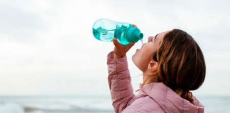 Salud y bienestar: por qué dejamos de tomar agua cuando hace frío y cuánta hidratación necesitas realmente