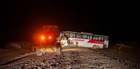 Un colectivo quedó colgado de la banquina en la Ruta 6 en Neuquén: 41 pasajeros estuvieron varados por horas