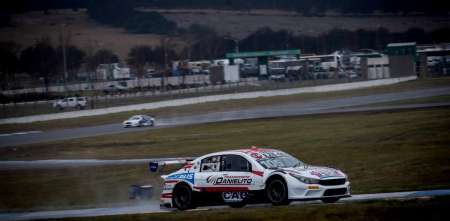 Top Race: con una gran maniobra, Queijeiro le hizo frente a la lluvia y ganó en La Pampa