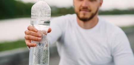 Salud y bienestar: por qué el cansancio de la tarde no se arregla con café, sino con agua