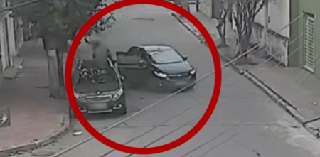 Detuvieron a un chofer de aplicación por amenazar y tirar del auto a una pasajera en Córdoba