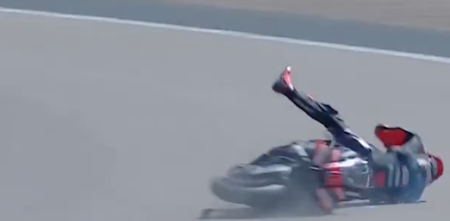 MotoGP: Bezzecchi sufrió una fuerte caída que lo deja fuera del GP de Alemania tras una lesión en la clavícula
