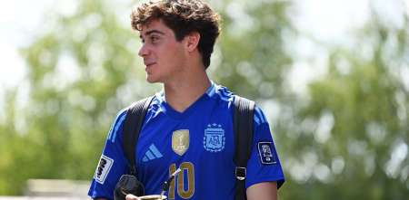 F1: ¡Hola Franco! Colapinto llegó al paddock de Spa con la camiseta de Argentina