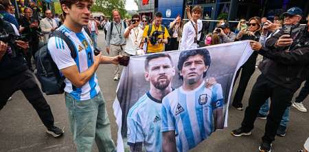F1: Colapinto llegó a Spa con la camiseta de Argentina y una bandera de Messi y Maradona