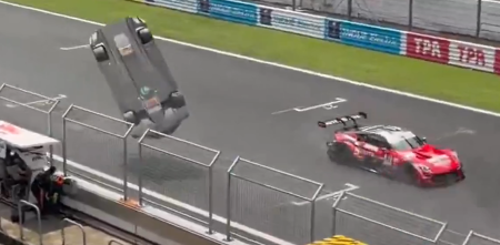 Impactante video: fuerte accidente en el Súper GT Japonés: ¡Un auto voló por el aire!