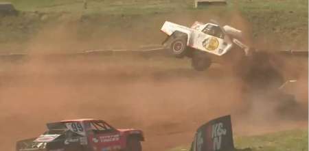 El nieto de Dale Earnhardt, Wyatt Miller, protagonizó un vuelco increíble y terminó la carrera
