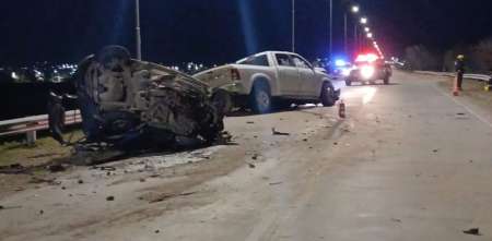 Cuatro personas fallecieron en un choque frontal entre un auto y una camioneta en Córdoba