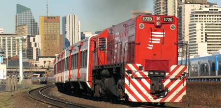 La tiraron de un tren en movimiento mientras intentaban robarle y deberán pagarle una indemnización millonaria