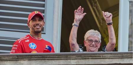 Lewis Hamilton emocionó a los fanáticos al compartir un momento con su madre antes del GP de Italia