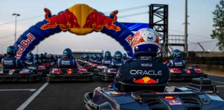 A qué hora corre Max Verstappen vs. 100 kartings