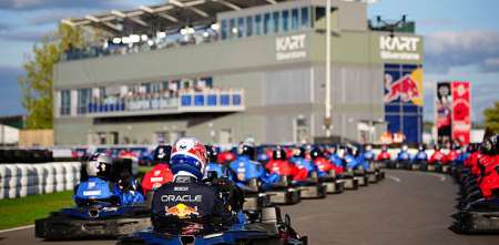 Cuántas vueltas tardó Max Verstappen en pasar a sus 100 rivales en karting