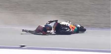 Golpe de escena en MotoGP: Pedro Acosta lideraba la Sprint cuando sufrió una dura caída