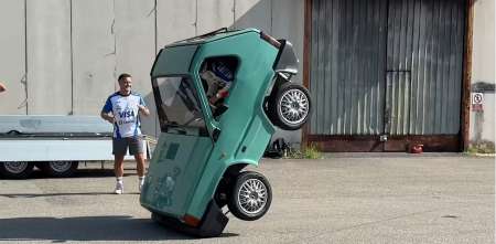 Arvid Lindblad casi vuelca el Fiat Panda más corto del mundo en un insólito desafío