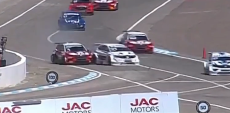 El toque entre Rossi y Rodríguez en la final del TC2000 en El Zonda