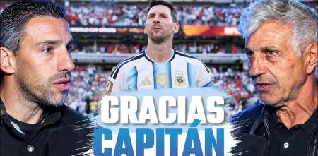 Maxi Rodríguez y Ricardo Giusti saludan a Messi al anunciar su retiro de la Selección