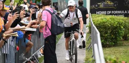Bottas y una aventura extrema: en bici de Malasia a Singapur entre serpientes y selva