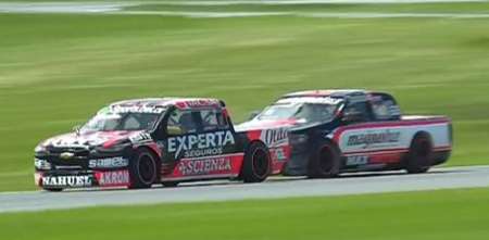 La gran maniobra de Santero sobre Canapino para arrebatarle la segunda serie del TC Pick Up en La Plata