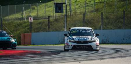 Tiago Pernía clasificó 13° en Barcelona y deberá remontar en la definición del TCR Europe