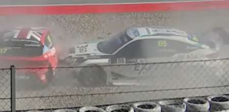 Tiago Pernía abandonó la segunda carrera en Barcelona tras un incidente y terminó octavo en el campeonato del TCR Europe