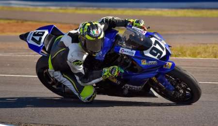 LO INSPIRÓ "VALENTINO" Y PASADOS LOS 30 SE HIZO PILOTO 