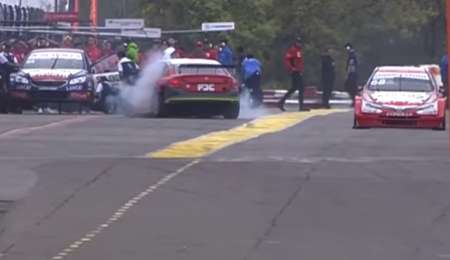 ¡Increíble! El motivo del accidente en plena calle de boxes