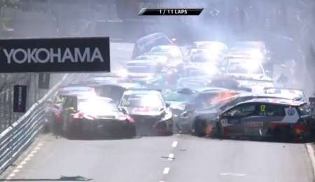 Multitudinario accidente en el WTCR en Portugal