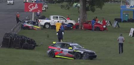 Escalofriante accidente en el que la piloto salió despedida 