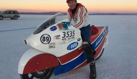 Piloto de motos de 69 años muere al accidentarse a 405 km/h