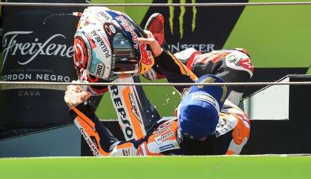 Se cayó hasta en el podio 