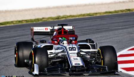 Alfa Romeo domina la mañana en Barcelona