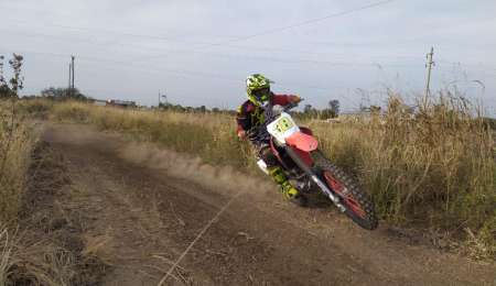 ¿Cómo se las ingenia Ezequiel Allende para estar arriba de la moto?