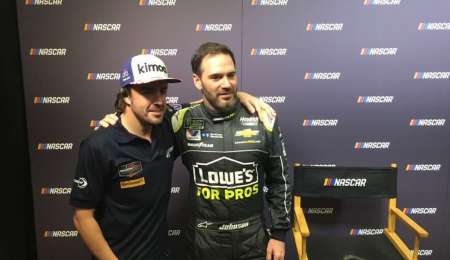 Jimmie Johnson ya le envió su auto a Alonso