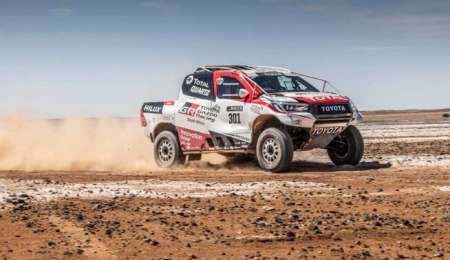 Fernando Alonso probó la Toyota para el Dakar