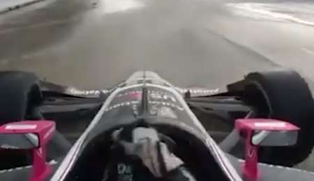 Al límite: un IndyCar sobre piso húmedo con gomas lisas