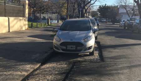 Insólito: asfaltaron con autos estacionados