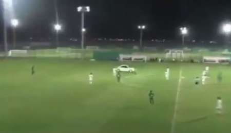 Un auto invadió una cancha de fútbol