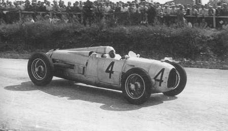 Hace 85 años se presentaba el primer auto de competición con motor trasero