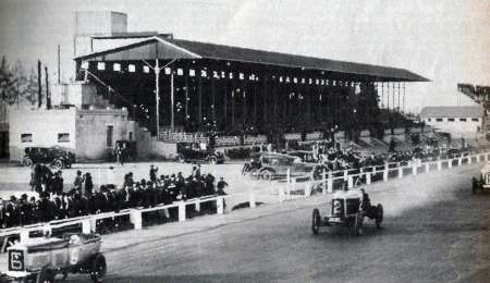 El 10 de Julio de 1927 se inauguró el primer Autódromo Argentino