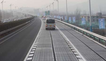 Construyen una autopista solar que cargará autos eléctricos