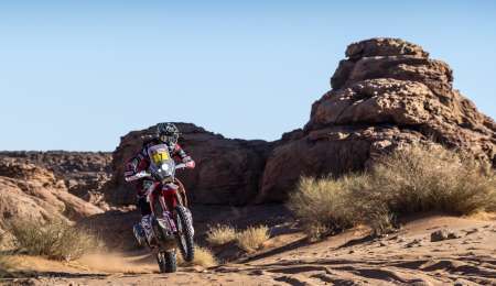 Benavides mantiene el ritmo y sigue en la pelea