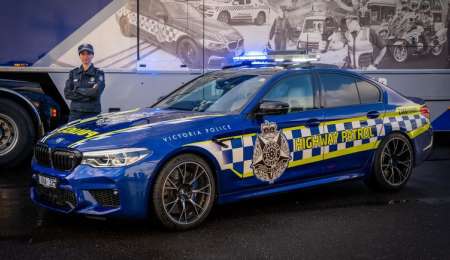La policía australiana patrulla con BMW M5