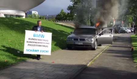 Incendió su BMW al frente de un museo de la marca