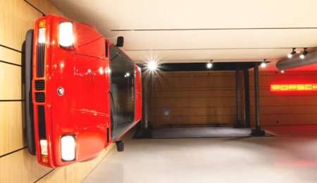 Unió dos autos en uno y lo colgó de la pared