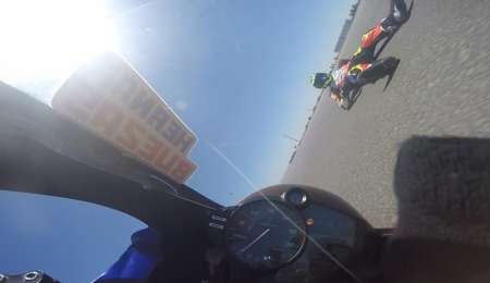 Se le salió la cadena y sufrió una fuerte caída en plena carrera