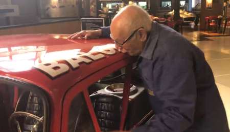 La emoción del chapista de Bordeu al encontrarse con la “Coloradita”