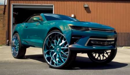 ¡Impresionante Chevrolet Camaro con llantas de 32 pulgadas!