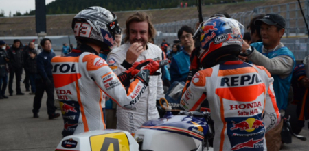 Alonso se animó a las dos ruedas